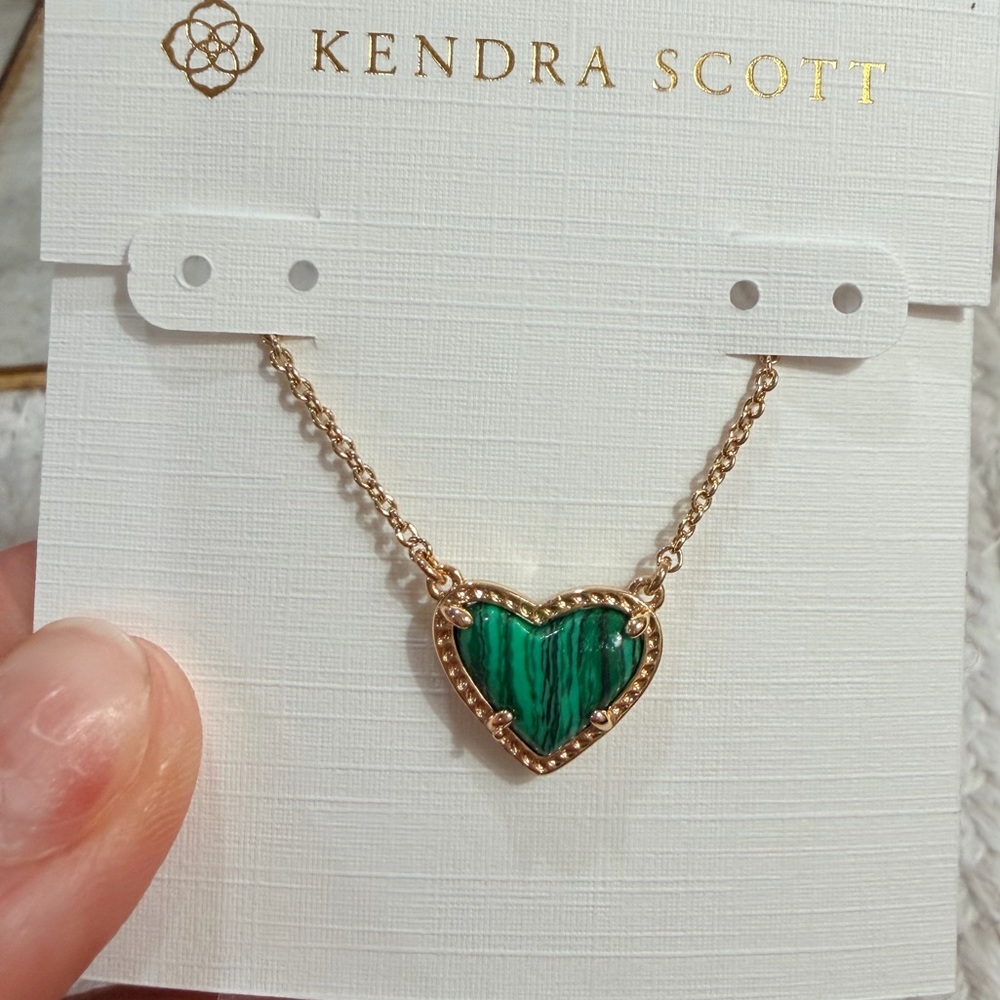 Kendra Scott Ari Heart Pendant Necklace - Gold Green Malachite - NWT - Picture 3 of 4